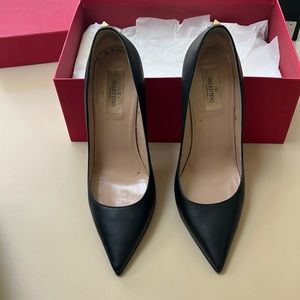 Valentino Garavani black single stud heel - Size 39